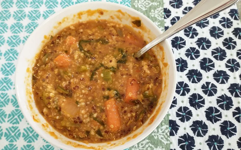 Tazón de lentejas con zanahoria y cuchara