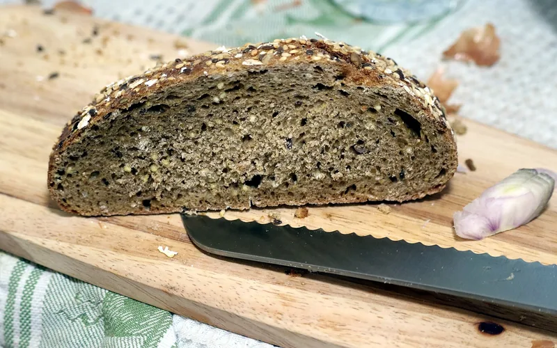 Rebanada de pan oscuro en una tabla