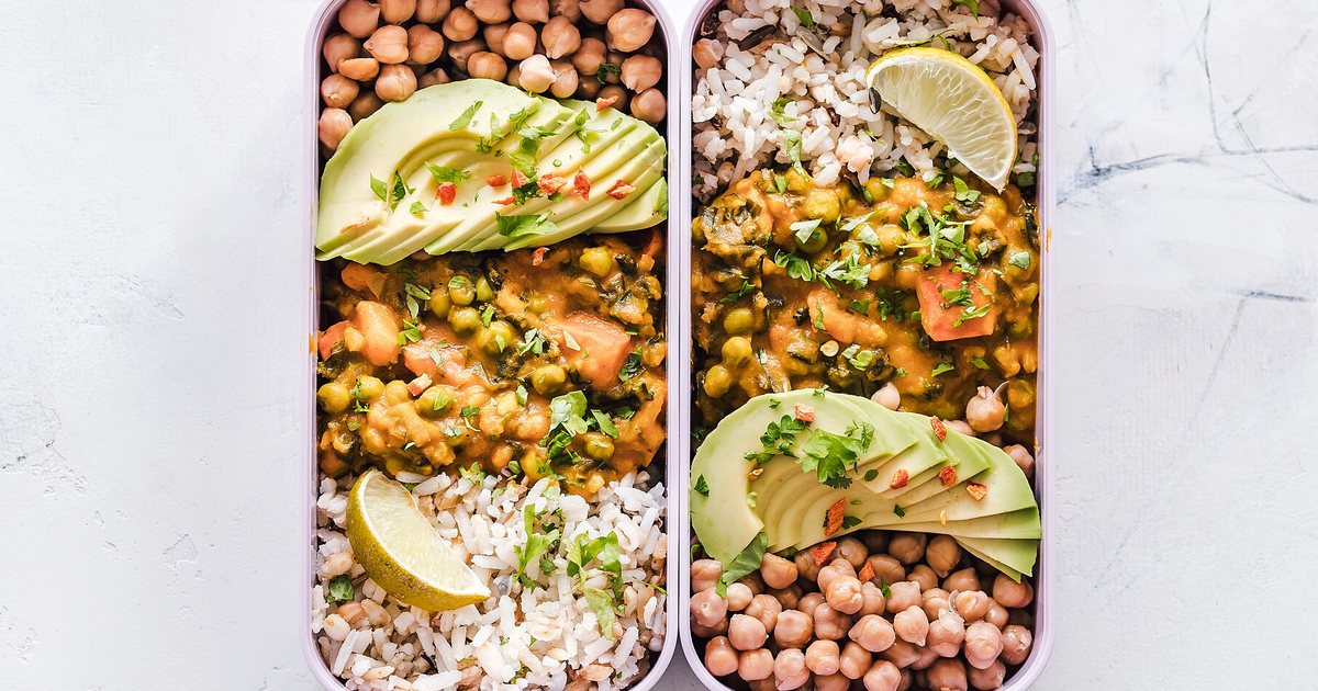 Dos cajas con garbanzo, arroz y aguacate
