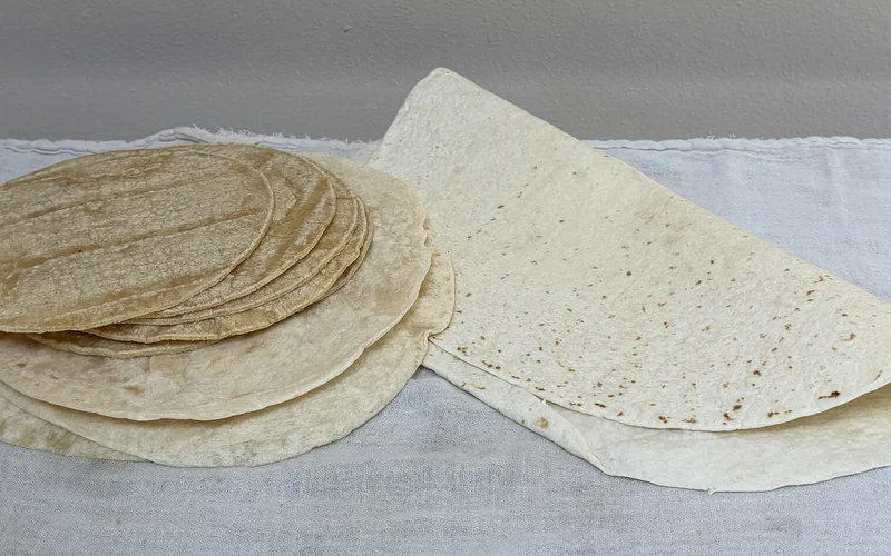 Pila de tortillas de maíz sobre un mantel